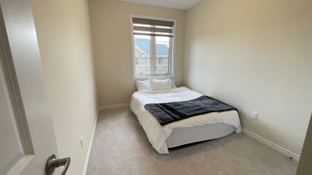 For Lease - 2090 Coppenwood Common, Burlington, Ontario - Photo 4