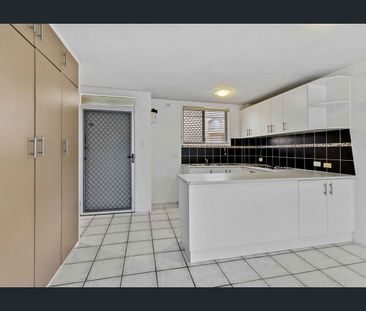 One Bedroom Unit - Just 80m to the Beach! - Photo 4