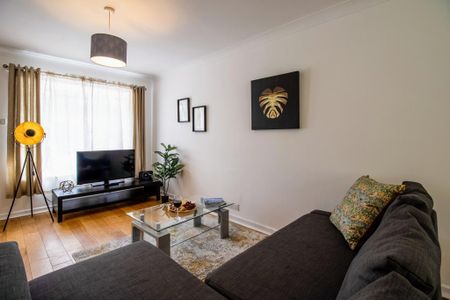 3 bedroom semi-detached house to rent - Photo 2