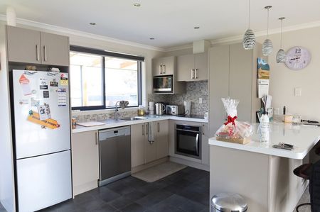 Country Living Made Easy – Sunny Home with Great Outdoor Space - Photo 4