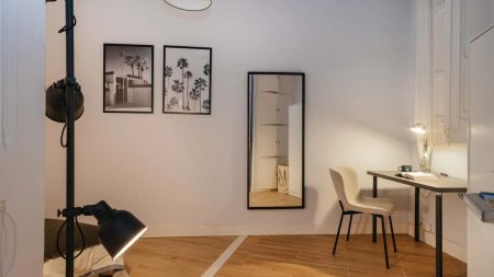 Room in a shared 7-bedroom apartment for rent in la Dreta de l'Eixample, some bills included - Photo 5