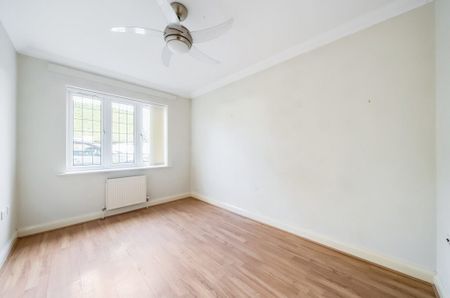 2 Bedroom Flat / Apartment - Heath Road, Locks Heath - Photo 3