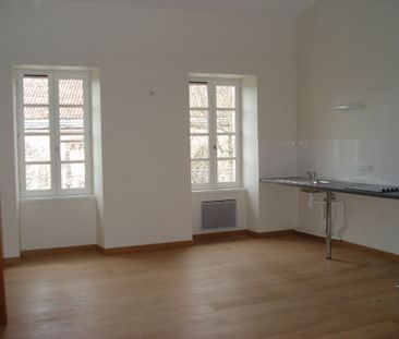 Location Appartement 4 pièces 80m² FONTENAY LE COMTE 85200 - Photo 4