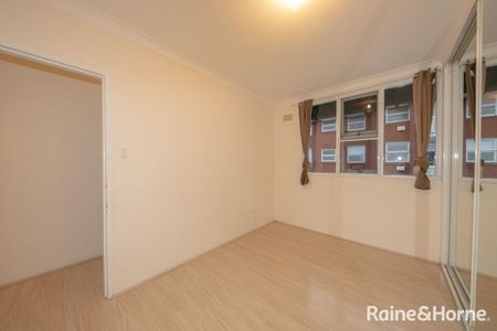Spacious Three-Bedroom Apartment in a Quiet Hillsdale Street - Photo 3