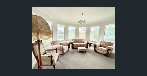 Furnished Art Deco Apartment, close to Transport, includes utilities - Photo 1