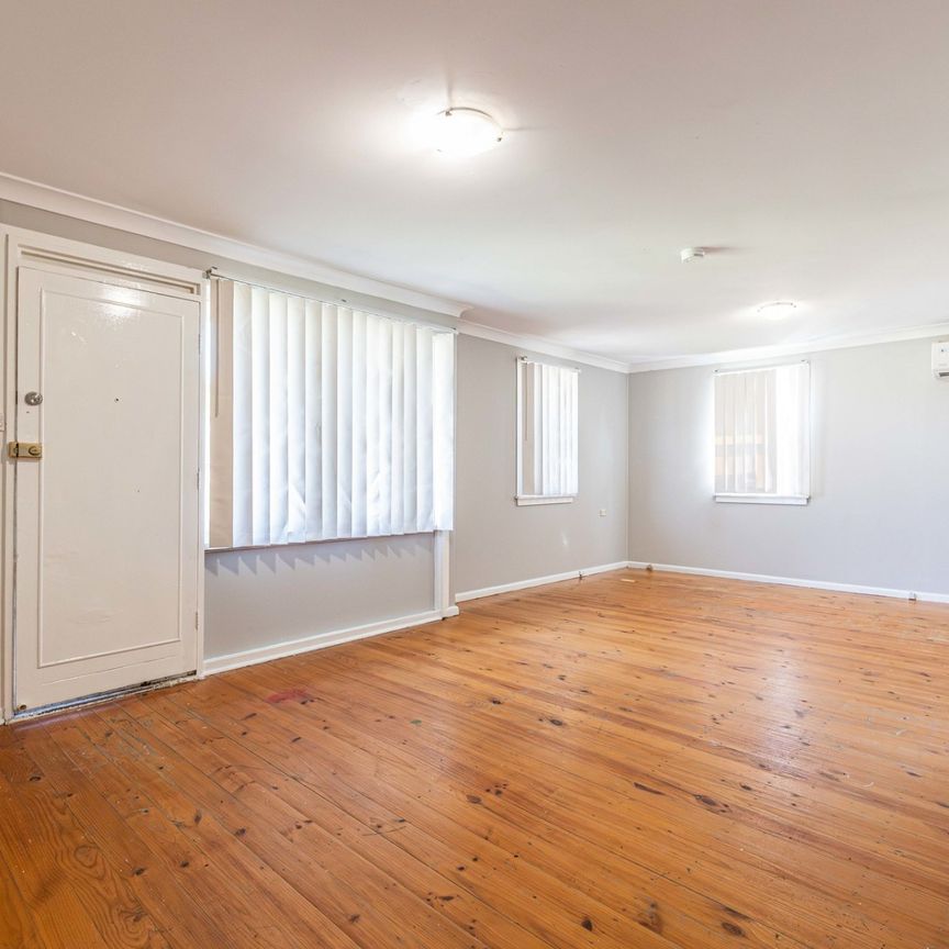 Neat and tidy home in a very central location! - Photo 1