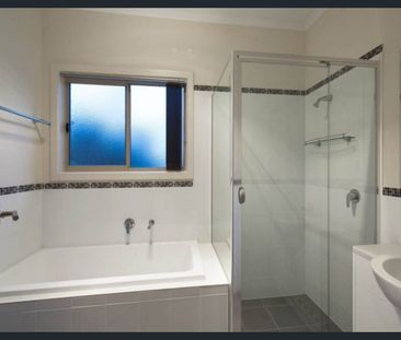 BEAUTIFULLY PRESENTED TOWNHOUSE - Photo 6