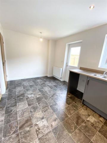 2 bedroom end of terrace house to rent - Photo 4