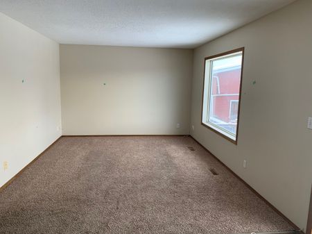 PET FRIENDLY Lovely 3 Bedroom, 1.5 bathroom 4-plex in Sylvan Lake - Photo 3