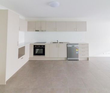 Lovely 3 Bedroom Home With 2 Air Conditoners and Security Screens T... - Photo 6