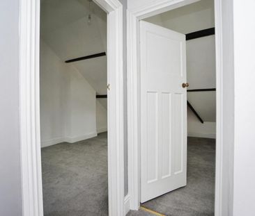 5 bedroom House To Let - Photo 2