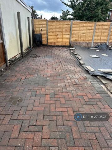 4 bedroom end of terrace house to rent - Photo 3