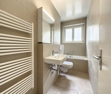 Bel appartement rénové de 2 pièces au 5ème étage - Photo 2