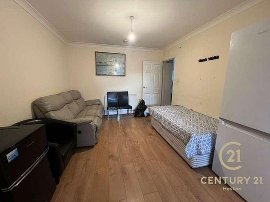 The Crossways Hounslow, TW5 - Photo 1