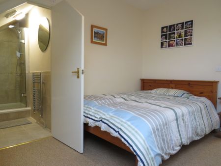 2 Bedroom - Photo 4