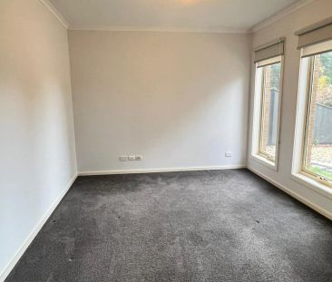 Perfectly positioned, three bedroom beauty! - Photo 4