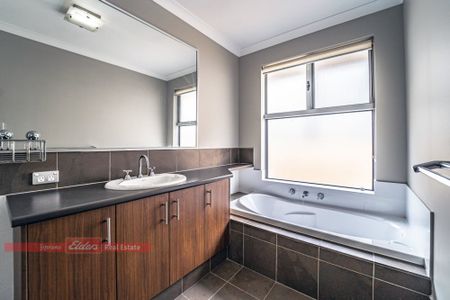 LARGE FAMILY HOME IN CENTRAL BALDIVIS!!!! - Photo 3