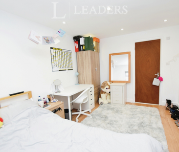 1 bedroom in a house share to rent - Photo 2