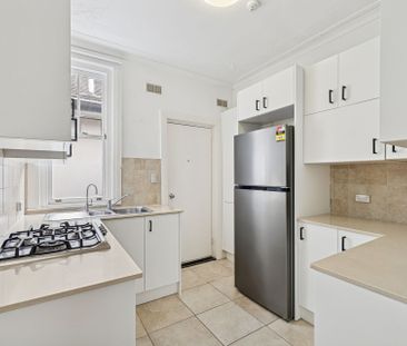 Charming Art Deco Apartment in the Heart of Double Bay - Photo 6