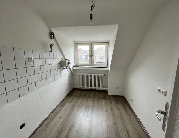 Dachgeschoss-Wohnung in zentraler Lage! - Foto 1