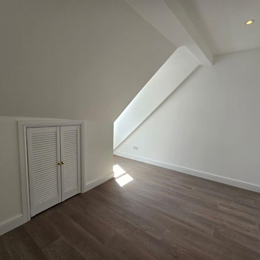 West Street, Reigate RH2, London - Photo 1