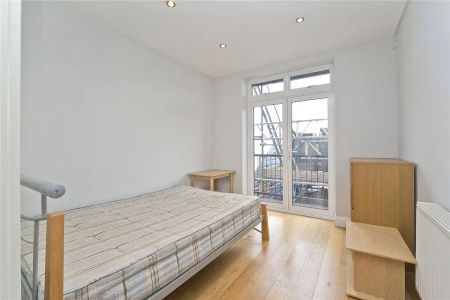 4 bedroom flat in London - Photo 5