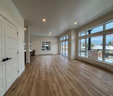Appartement style condo grand 4 1/2 lumineux - Photo 1