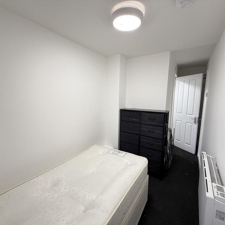 1 bedroom in a house share to rent - Photo 1