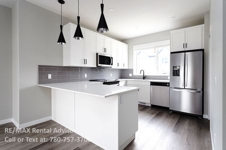GREAT 3 BED, 2.5 BATH, 2 STOREY TOWNHOUSE, WITH AN ATTACHED DOUBLE TANDEM GARAGE IN THE COMMUNITY OF BELMONT - Photo 2