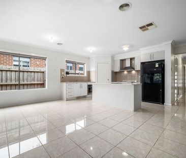 4 BEDROOM FAMILY HOME - Photo 4