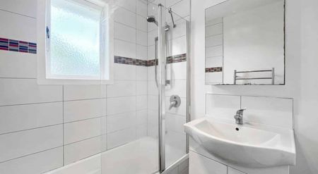 Three bedrooms in New Lynn - Photo 4