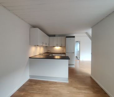 Stor og lys lejlighed på øverste etage - Photo 2