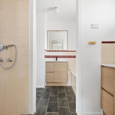 NEWLY UPDATED HOME IN HOPPERS CROSSING - Photo 3