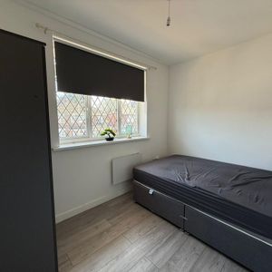 1 bedroom in a house share to rent - Photo 2