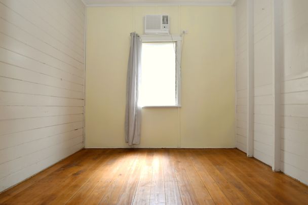 :: COSY TWO BEDROOM COTTAGE IN GLADSTONE CBD - Photo 1