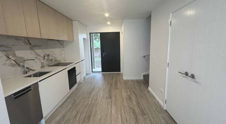 BRAND NEW 2x bedroom townhouse in exclusive development: - Photo 3