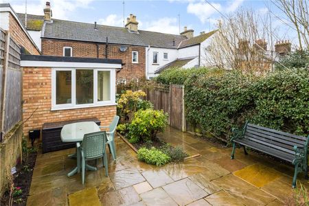 A delightful, modernised two/ three bedroom cottage in the heart of Harpenden - Photo 3