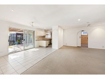 5 Pearl Key, Broadbeach Waters QLD 4218 - House For Rent | Domain - Photo 5