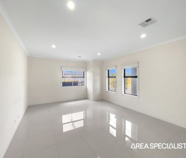 Stylish Double-Storey Family Home in a Prime Cranbourne East Location! - Photo 3