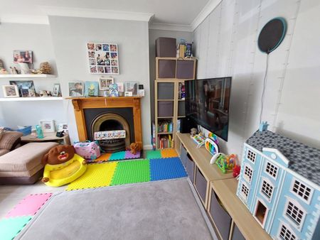 3 Bed Terraced House, Braemar Avenue, CR2 - Photo 2