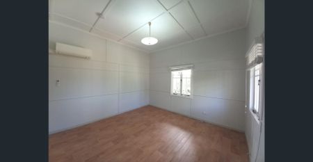 Private & Peaceful Living in the Heart of East Brisbane - Photo 3