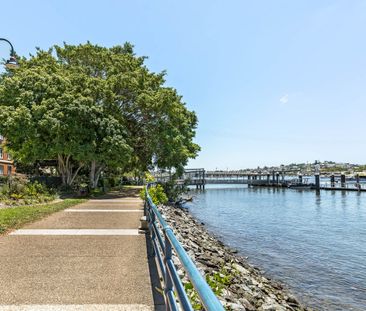 Light filled ground floor unit in New Farm, with water included. - Photo 2