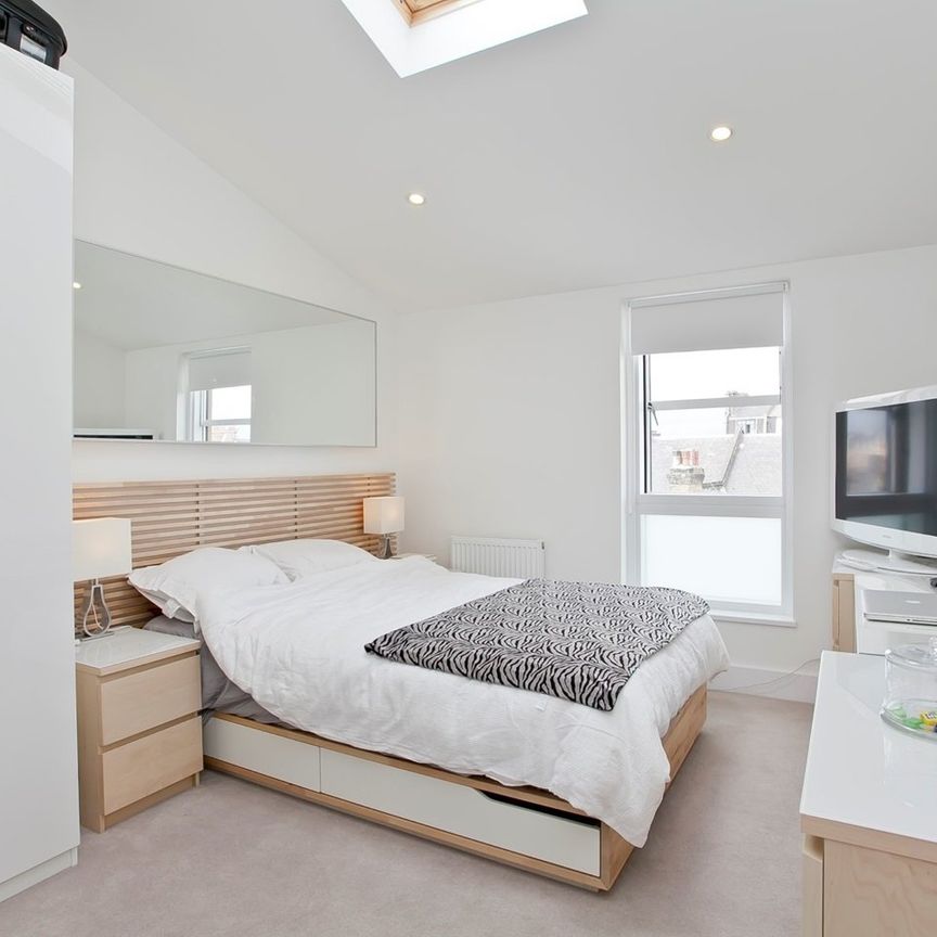 3 Bed Flat, Carpenters Place, SW4 - Photo 1