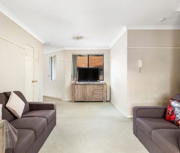 Beautiful light filled central apartment! - Photo 2