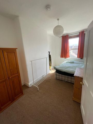 3 bedroom flat to rent - Photo 2