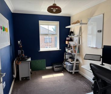 2 Bed Flat, Piper Way, IG1 - Photo 3