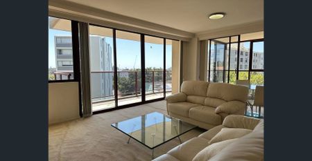 Spacious 2-bedroom apartment in the heart of Bondi Junction - Photo 2