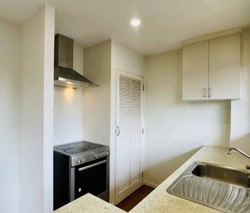 Modern 2-Bedroom, 2-Bathroom in Prime New Lynn Location - Photo 1