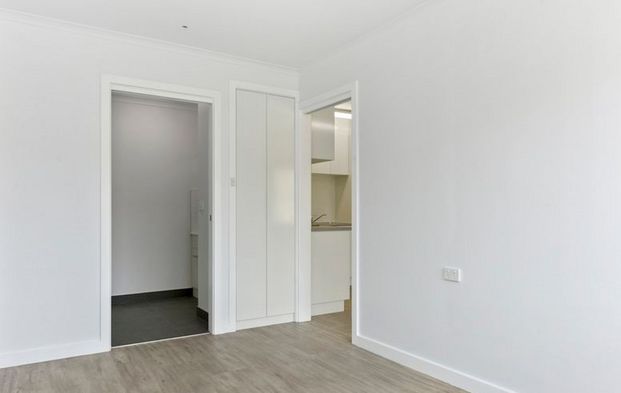 Top floor unit – Great location - Photo 1