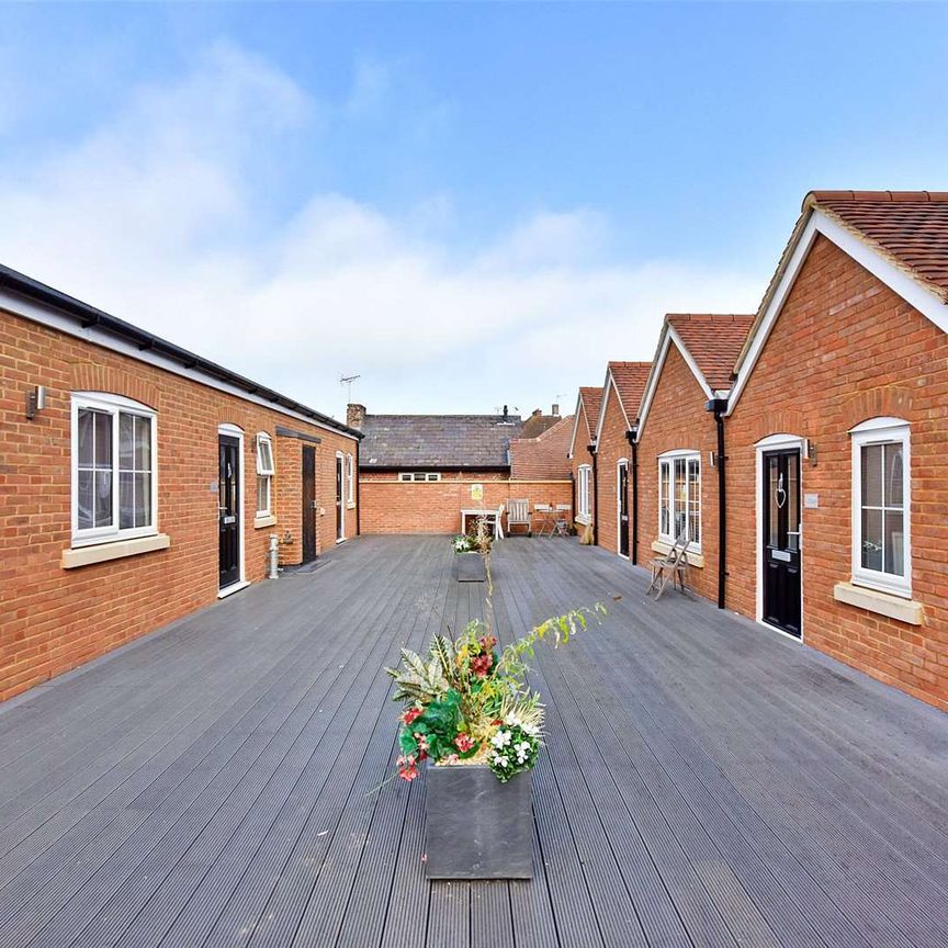 A two bedroom apartment finished to a high standard and centrally located on the Marlow High Street. One parking space included - Photo 1